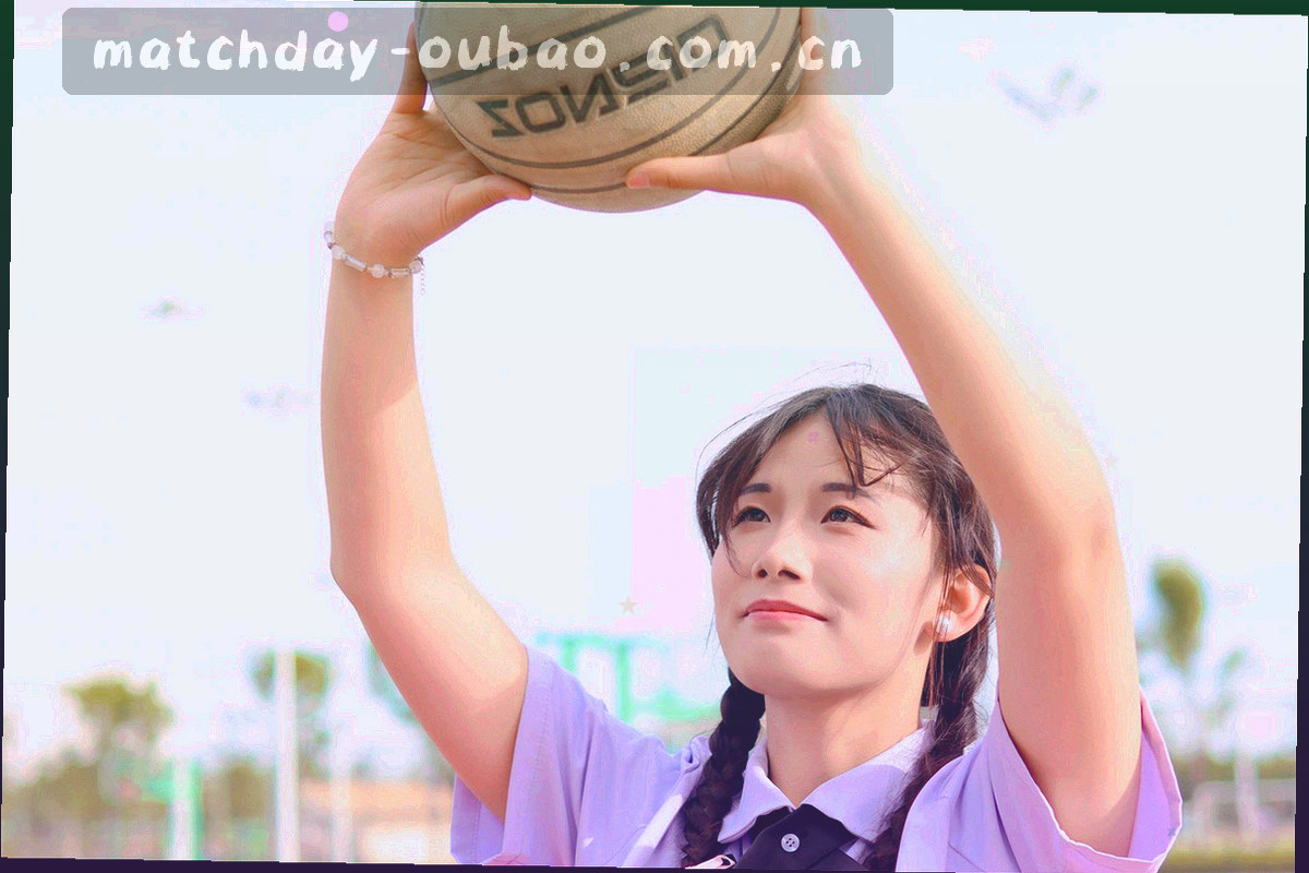 战术板与数据面板叠加的局部特写，线条与色块清晰，画面中无人物