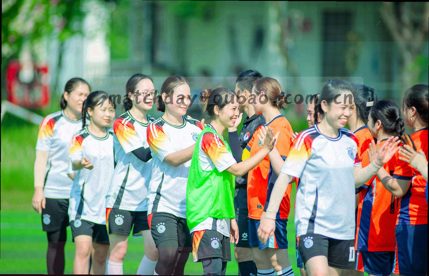深墨绿底上由蓝图网格、刻度线与几何锁形色块构成的数据保护示意图